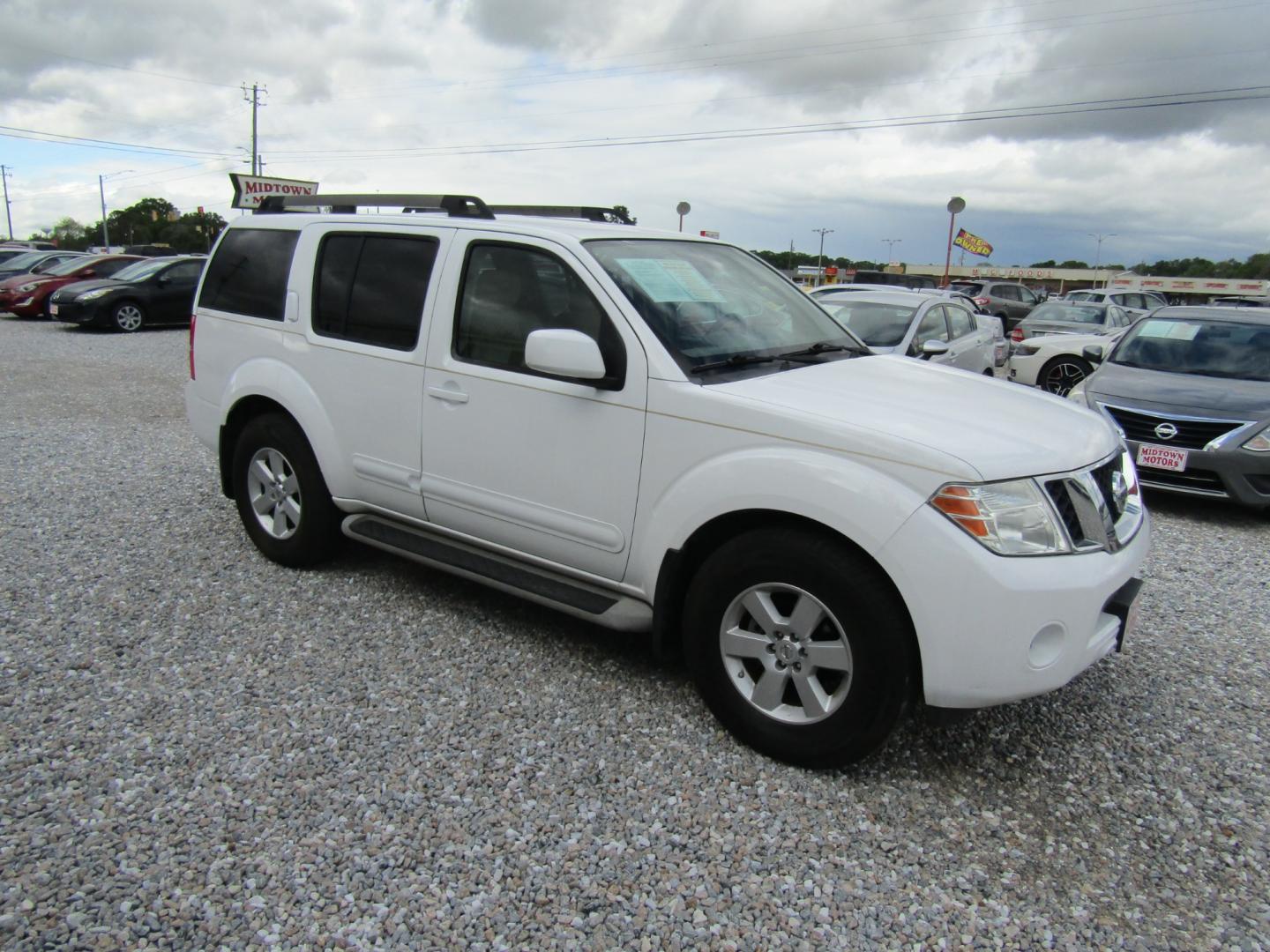 2011 White /Tan Nissan Pathfinder LE 2WD (5N1AR1NN6BC) with an 4.0L V6 DOHC 24V engine, Automatic transmission, located at 15016 S Hwy 231, Midland City, AL, 36350, (334) 983-3001, 31.306210, -85.495277 - Photo#0